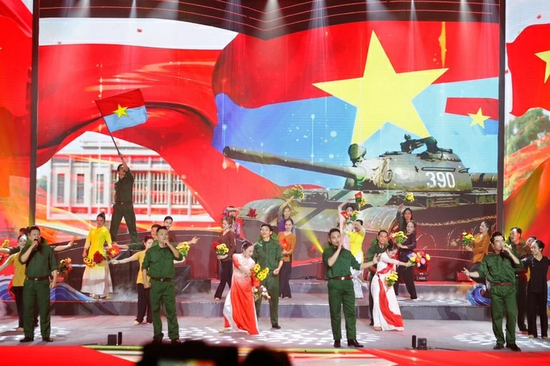 Các tiết mục trong chương trình nghệ thuật chính luận “Thủ tướng Phạm Văn Đồng - trọn đời vì nước, vì dân”. (Nguồn: VGP) Các tiết mục trong chương trình nghệ thuật chính luận “Thủ tướng Phạm Văn Đồng - trọn đời vì nước, vì dân”. (Nguồn: VGP)