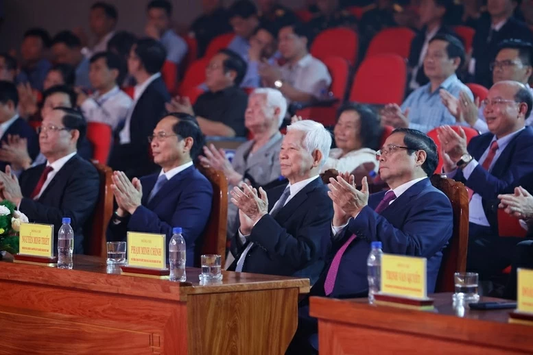 Thủ tướng Phạm Minh Chính và các đồng chí lãnh đạo, nguyên lãnh đạo Đảng, Nhà nước dự Chương trình nghệ thuật chính luận “Thủ tướng Phạm Văn Đồng - trọn đời vì nước, vì dân”. (Nguồn: VGP)