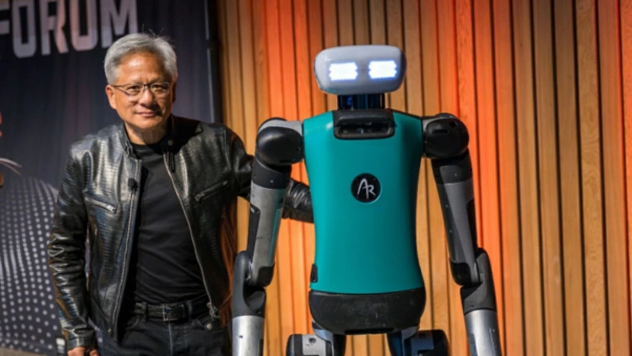 Ông Jensen Huang, Giám đốc điều hành của công ty Nvidia chụp ảnh cùng robot do doanh nghiệp này sản xuất. (Nguồn: Agility Robotics) Ông Jensen Huang, Giám đốc điều hành của công ty Nvidia chụp ảnh cùng robot do doanh nghiệp này sản xuất. (Nguồn: Agility Robotics)