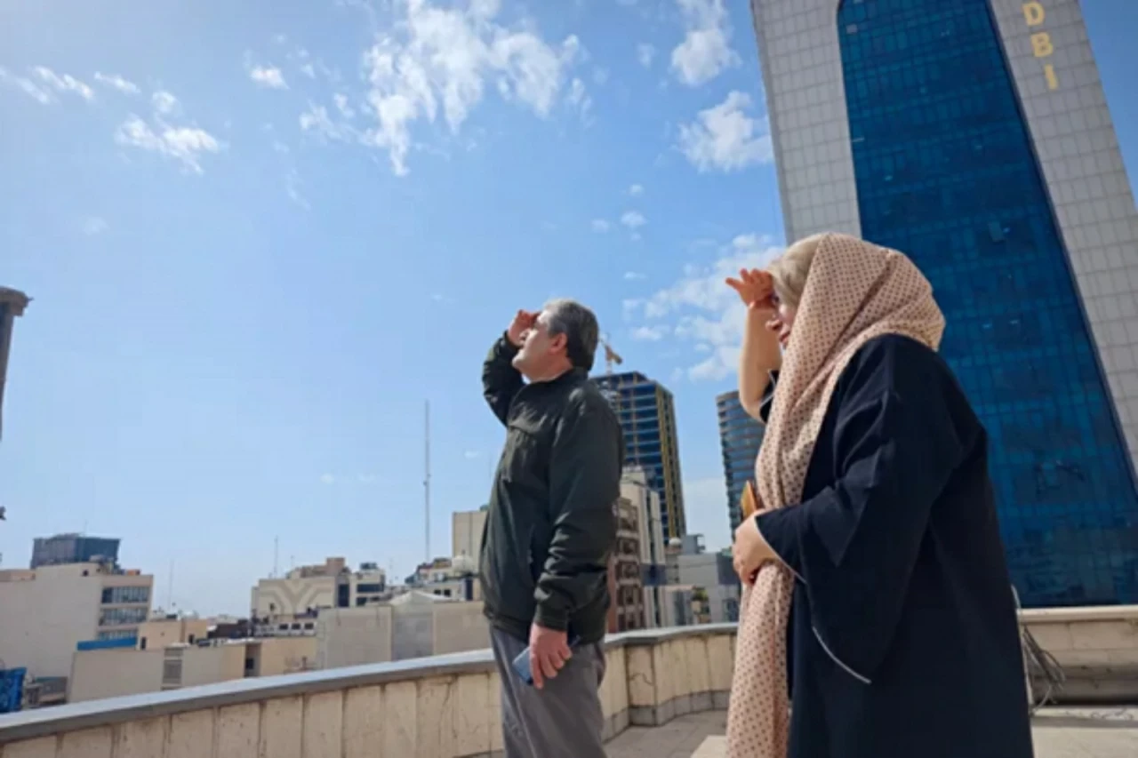 Người dân thủ đô Tehran hướng về bầu trời giữa thời điểm Mỹ và Israel phát động các cuộc tấn công quy mô lớn xuống Iran ngày 28/2/2026. (Nguồn: Getty Images)