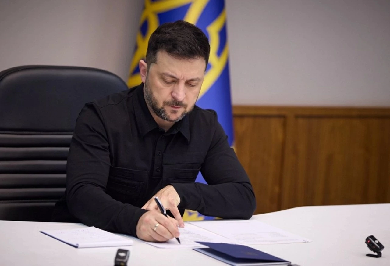 Tổng thống Zelensky ký sắc lệnh trừng phạt 10 công ty vận tải và hậu cần của Nga. (Nguồn: Văn phòng Tổng thống Ukraine)