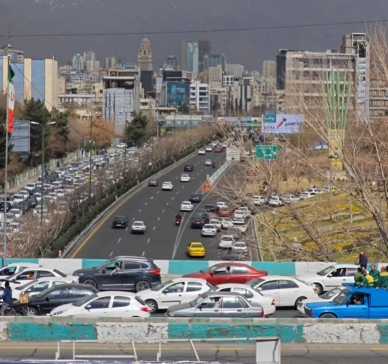 Dòng xe cộ tê liệt tại Tehran khi người dân rốt ráo tìm nơi lánh nạn giữa làn sóng tấn công dữ dội vào ngày 28/2. (Nguồn: Getty Images)