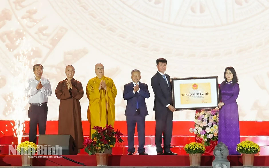 Đồng chí Lâm Thị Phương Thanh, Ủy viên Trung ương Đảng, Thứ trưởng Thường trực Bộ Văn hoá, Thể thao và Du lịch trao Bằng Xếp hạng Di tích Quốc gia đặc biệt Quần thể Tam Chúc cho tỉnh Ninh Bình. (Nguồn: Báo Ninh Bình)