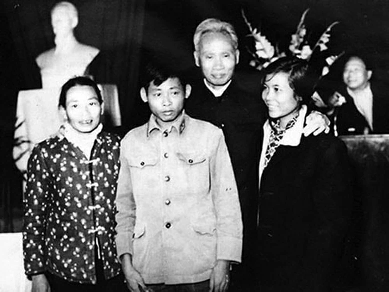 Thủ tướng Phạm Văn Đồng chụp hình lưu niệm với các cá nhân tiêu biểu về dự Hội nghị Văn hóa các dân tộc thiểu số toàn quốc lần đầu tiên. Ảnh tư liệu
