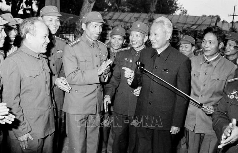 Thủ tướng Phạm Văn Đồng và các chiến sĩ công an nhân dân trong ngày ngành Công an đón nhận danh hiệu Anh hùng Lực lượng vũ trang nhân dân (5/1/1980). Ảnh tư liệu TTXVN