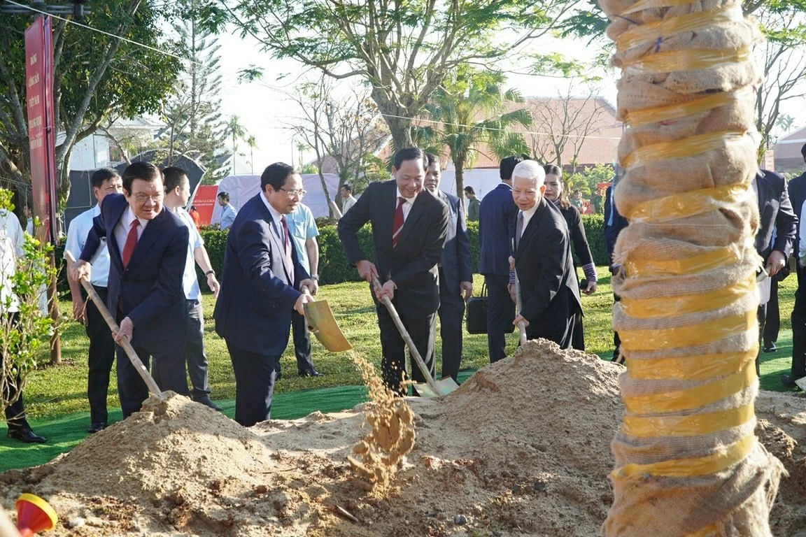 Thủ tướng Chính phủ Phạm Minh Chính và các đồng chí lãnh đạo, nguyên lãnh đạo Đảng, Nhà nước, Mặt trận Tổ quốc Việt Nam và lãnh đạo tỉnh Quảng Ngãi thực hiện nghi thức trồng cây lưu niệm trong khuôn viên Khu lưu niệm Thủ tướng Phạm Văn Đồng. (Ảnh: Ngọc Đức)