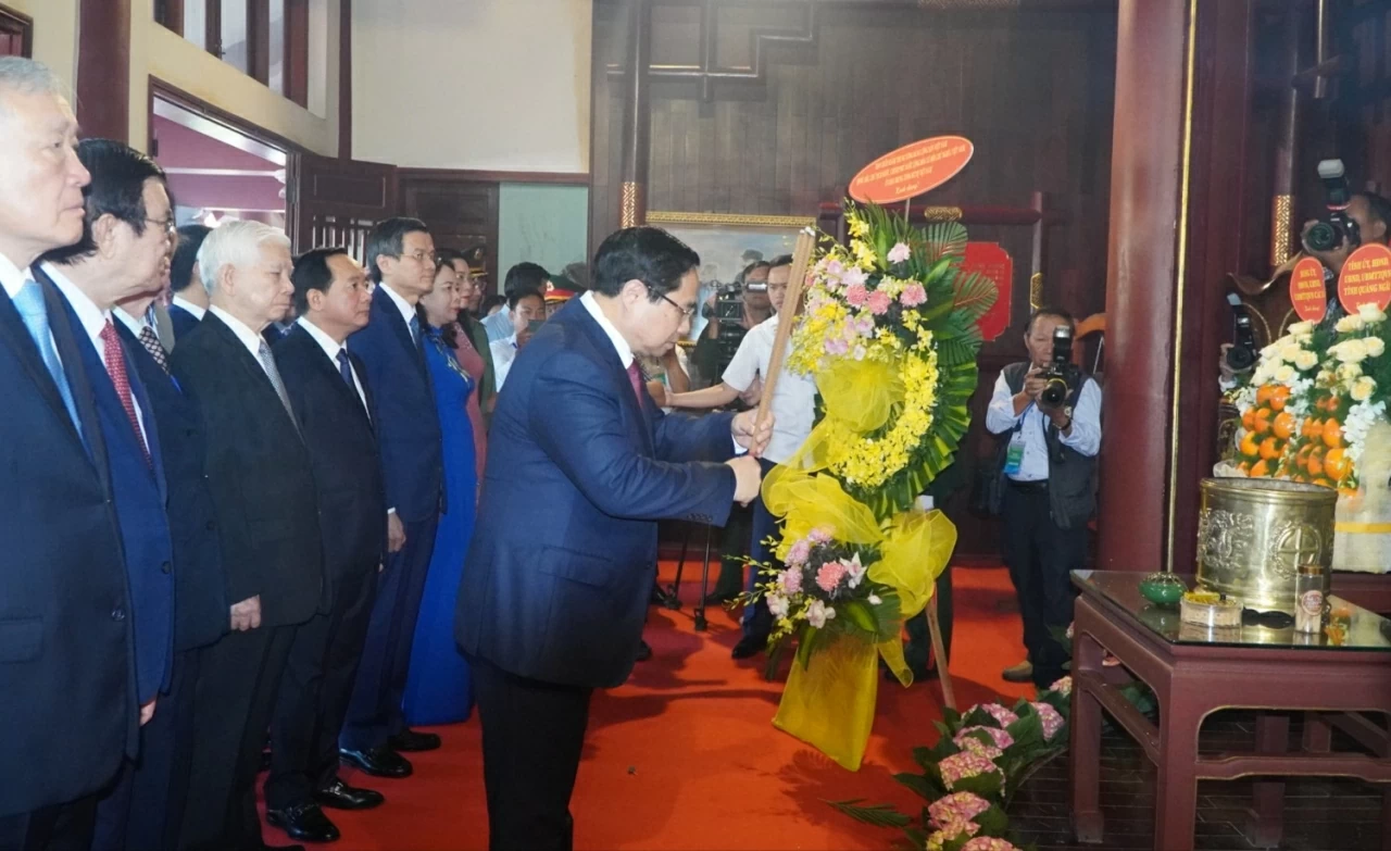 Thủ tướng Chính phủ Phạm Minh Chính thành kính dâng hương tưởng nhớ Thủ tướng Phạm Văn Đồng. (Ảnh: Ngọc Đức) Thủ tướng Chính phủ Phạm Minh Chính thành kính dâng hương tưởng nhớ Thủ tướng Phạm Văn Đồng. (Ảnh: Ngọc Đức)