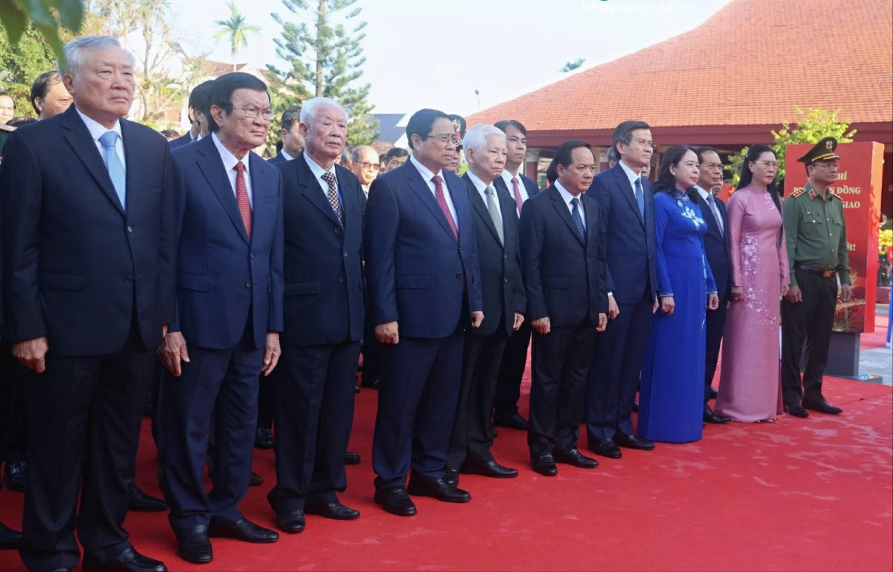 Thủ tướng Chính phủ Phạm Minh Chính và các đại biểu chuẩn bị dâng hoa, dâng hương tưởng nhớ Thủ tướng Phạm Văn Đồng.