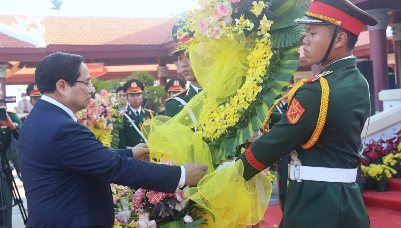 Thủ tướng Phạm Minh Chính thực hiện nghi thức dâng hoa Thủ tướng Phạm Văn Đồng. (Ảnh: Ngọc Đức) Thủ tướng Phạm Minh Chính thực hiện nghi thức dâng hoa Thủ tướng Phạm Văn Đồng. (Ảnh: Ngọc Đức)