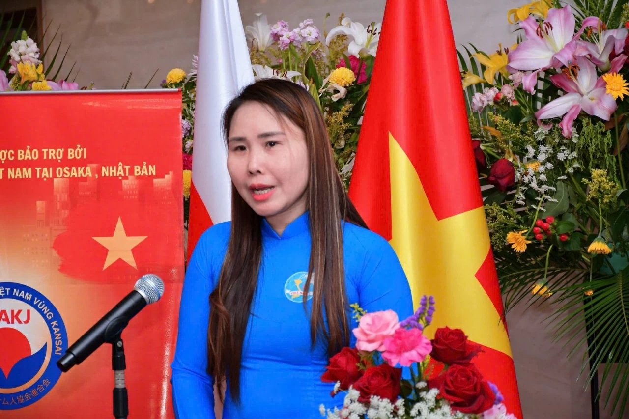 Chủ tịch Hiệp Hội Người Việt Nam vùng Kansai Lê Thương phát biểu tại buổi tọa đàm.(