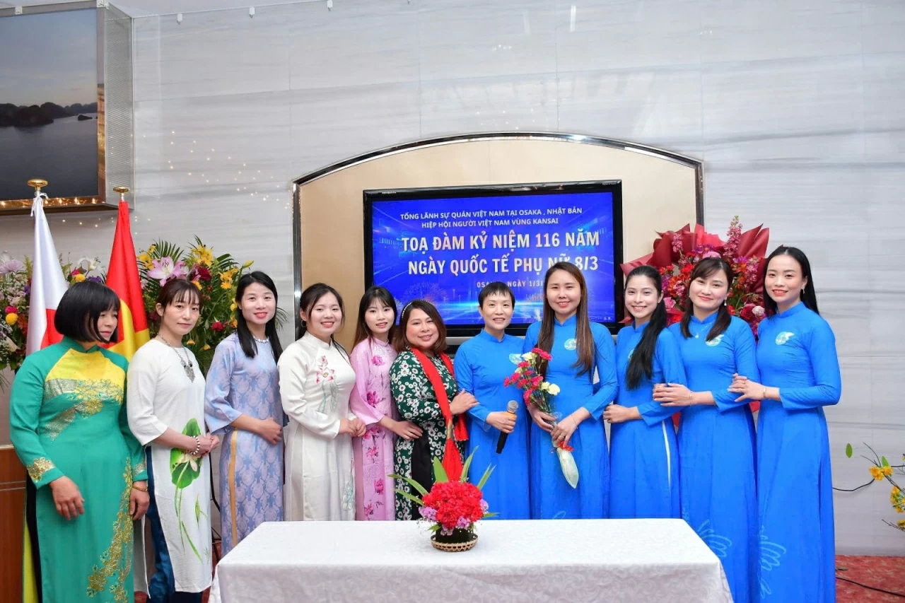 Các chị em phụ nữ đang sinh sống, học tập và làm việc tại khu vực Kansai chụp bức ảnh lưu niệm.