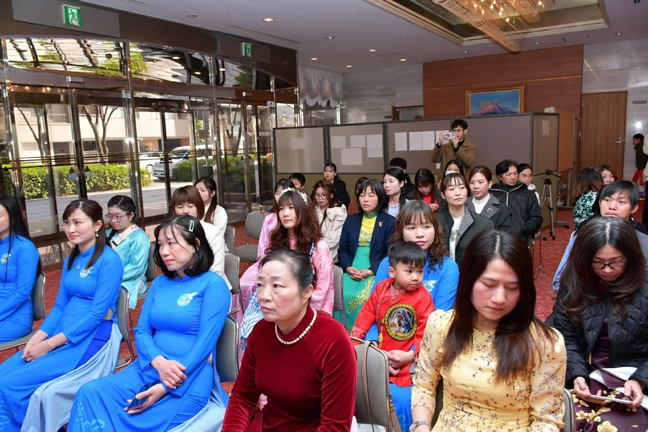 đông đảo chị em phụ nữ đang sinh sống, học tập và làm việc tại khu vực Kansai tham dự buổi tọa đàm. 