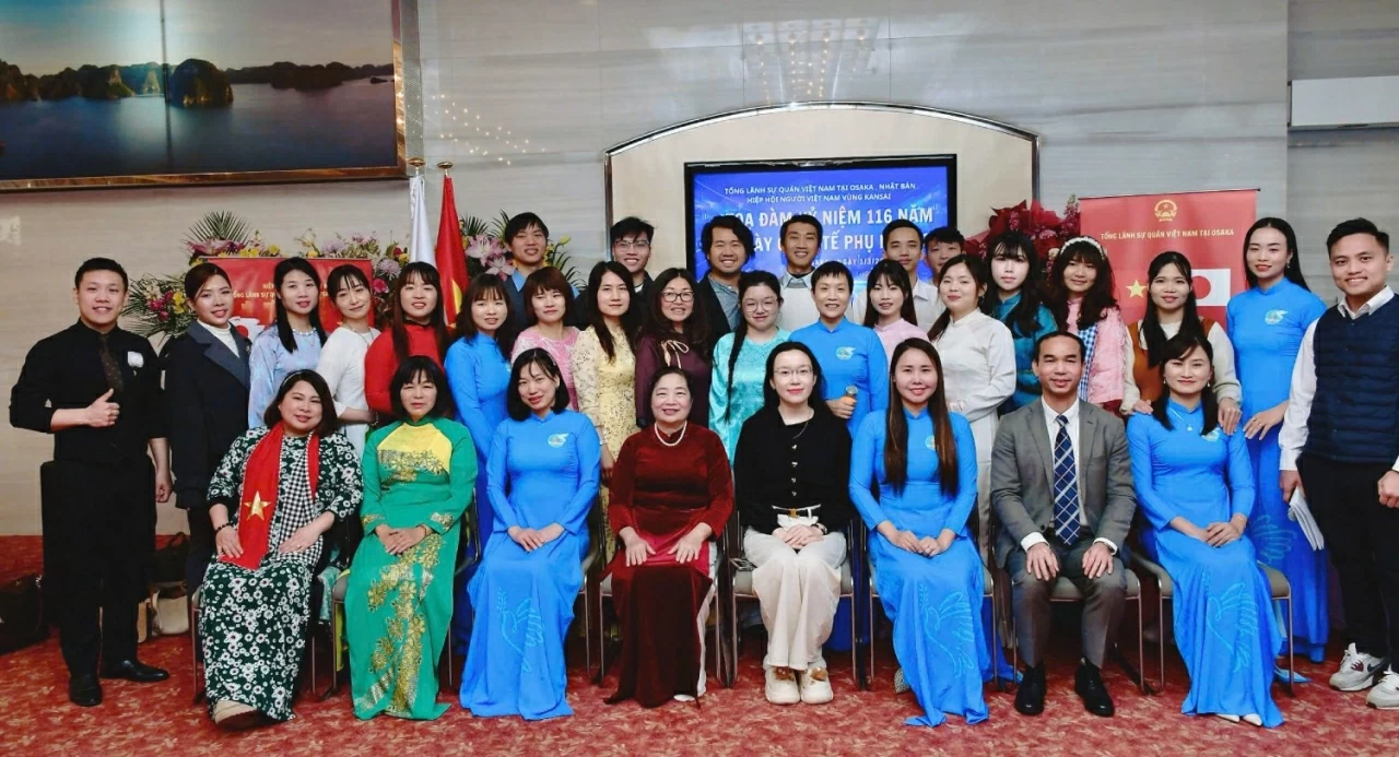 Các chị em phụ nữ đang sinh sống, học tập và làm việc tại khu vực Kansai chụp bức ảnh lưu niệm.