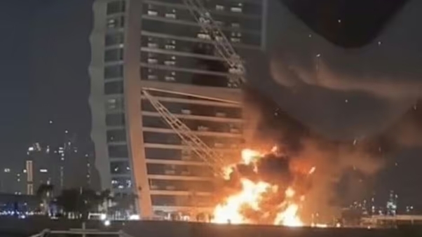 Khách sạn biểu tượng của Dubai bốc cháy sau vụ tập kích bằng UAV