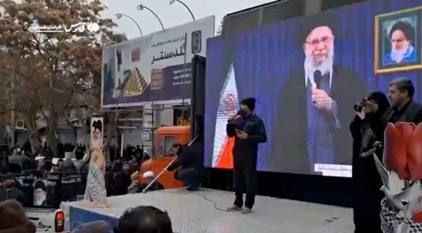 Biển người đổ ra đường phố Tehran tiễn biệt Đại giáo chủ Khamenei
