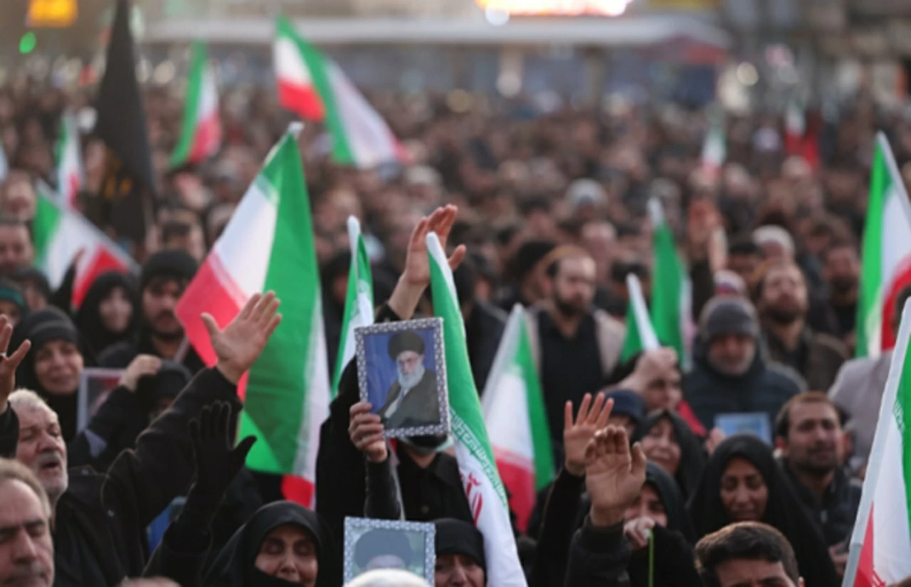 Biển người đổ ra đường phố Tehran tiễn biệt Đại giáo chủ Khamenei