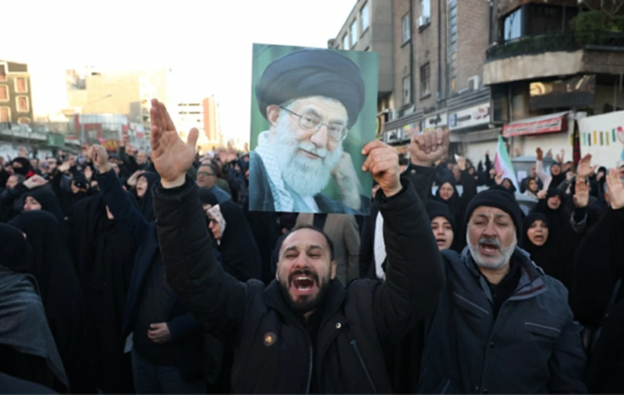 Biển người đổ ra đường phố Tehran tiễn biệt Đại giáo chủ Khamenei Biển người đổ ra đường phố Tehran tiễn biệt Đại giáo chủ Khamenei