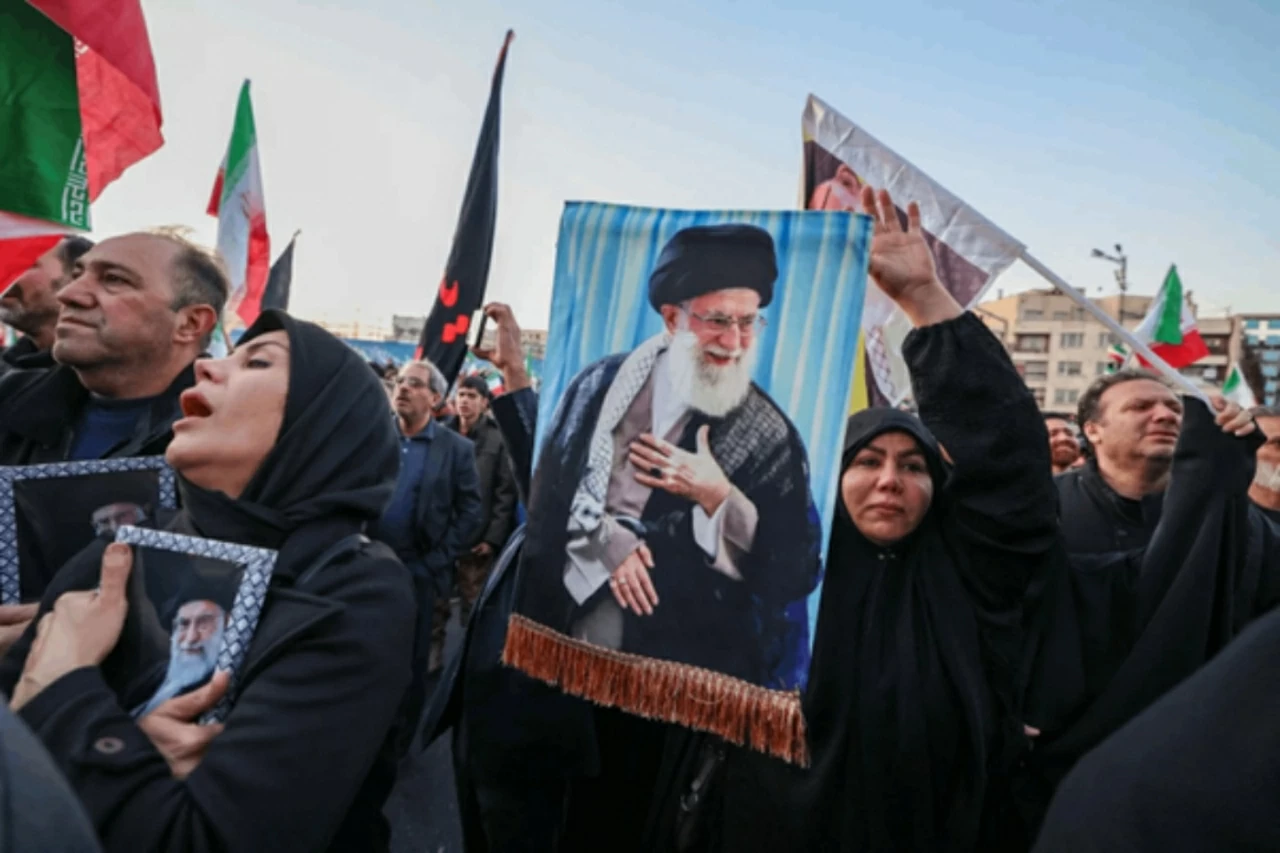 Biển người đổ ra đường phố Tehran tiễn biệt Đại giáo chủ Khamenei