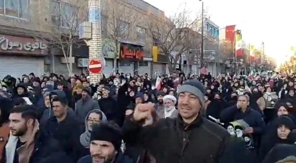 Biển người đổ ra đường phố Tehran tiễn biệt Đại giáo chủ Khamenei