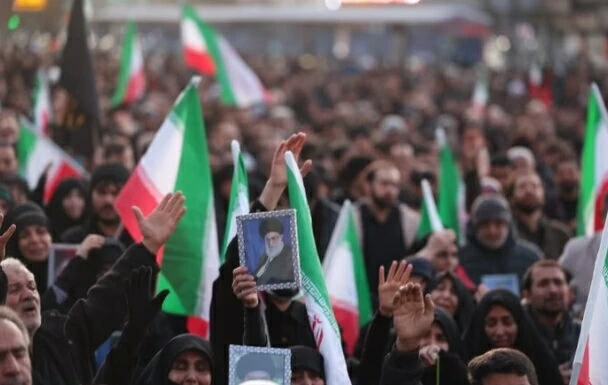 Chảo lửa Trung Đông: Không quân Israel dội hơn 1.000 quả bom xuống Iran trong một ngày, Tehran phản đòn Mỹ ở Vịnh Ba Tư Chảo lửa Trung Đông: Không quân Israel dội hơn 1.000 quả bom xuống Iran trong một ngày, Tehran phản đòn Mỹ ở Vịnh Ba Tư