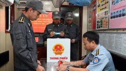 Những cử tri áo lính thực hiện quyền công dân ở nơi đầu sóng ngọn gió