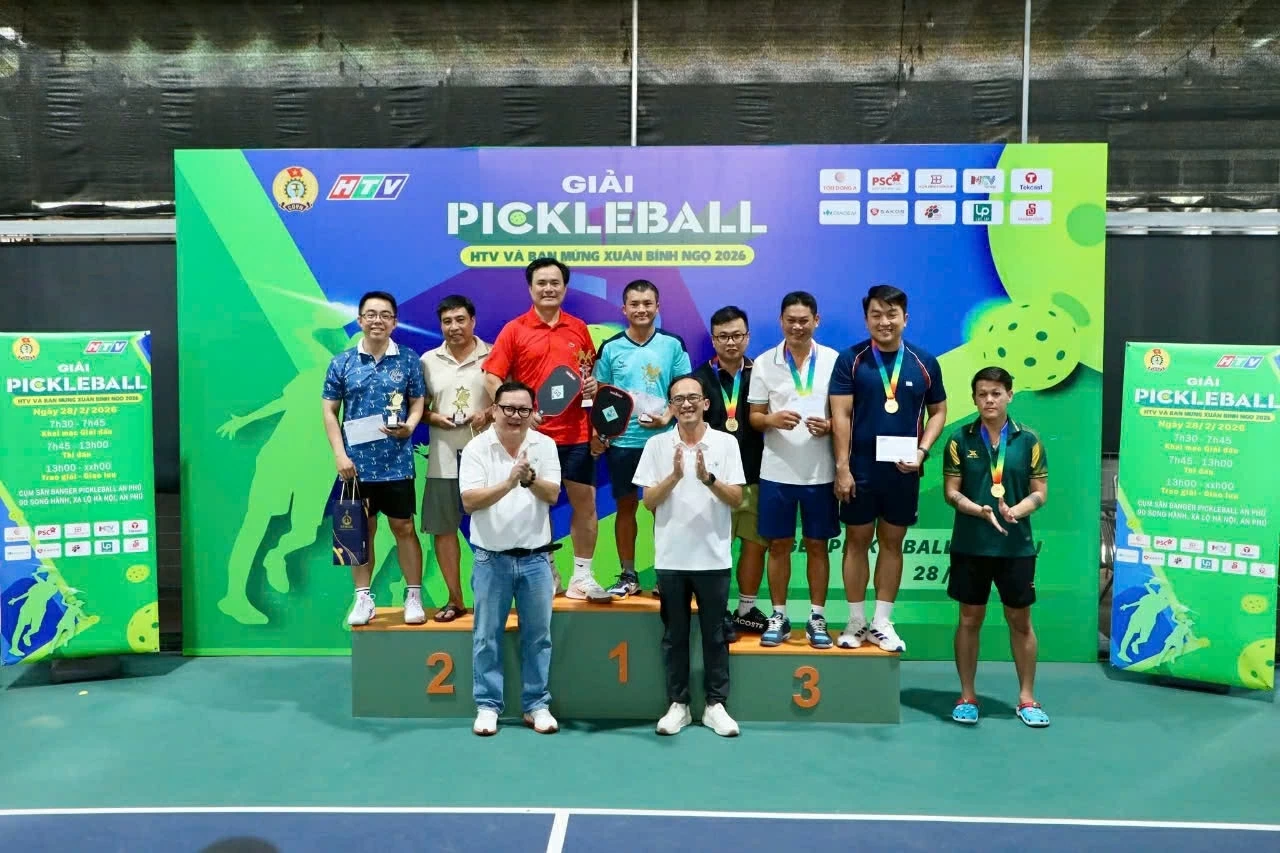 Lãnh đạo HTV trao giải Nhất, Nhì, Ba cho Hạng mục thi đấu đôi nam