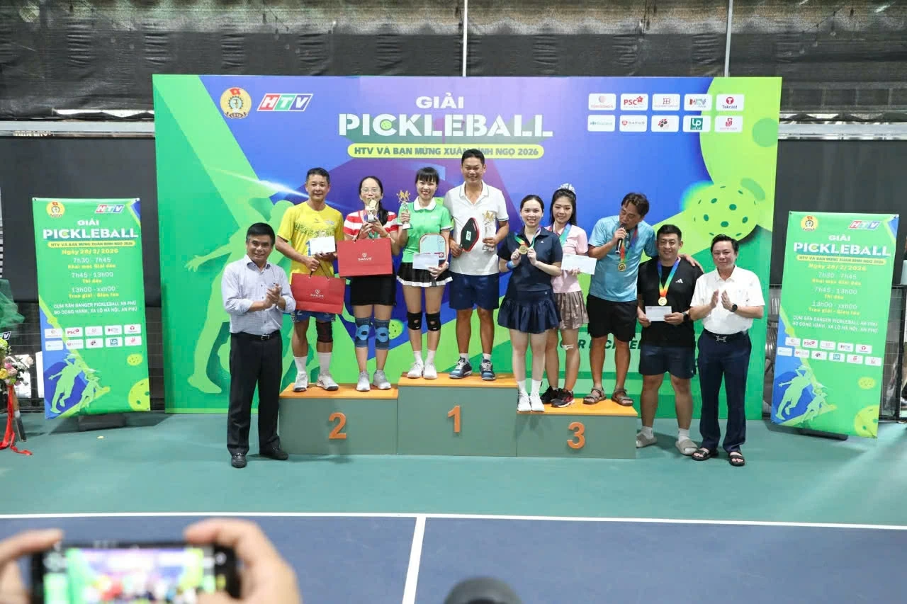 Lãnh đạo HTV trao giải cho hạng mục giải đôi Nam - Nữ