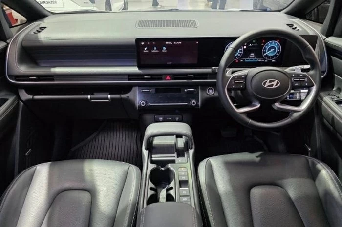 Khoang lái của Hyundai Stargazer 2026 mang đến cảm giác quen thuộc khi theo đuổi phong cách thiết kế tương đồng với Hyundai Tucson hay Hyundai Creta thế hệ mới.