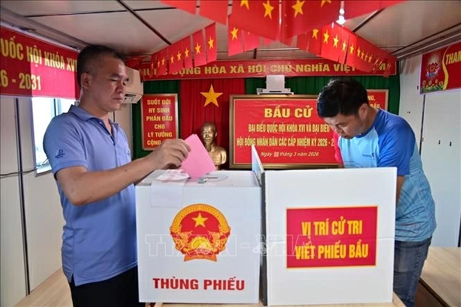 Những cử tri áo lính thực hiện quyền công dân ở nơi đầu sóng ngọn gió