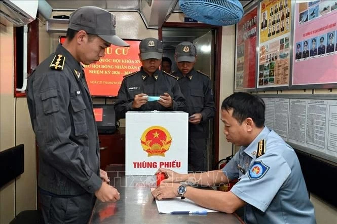 Những cử tri áo lính thực hiện quyền công dân ở nơi đầu sóng ngọn gió