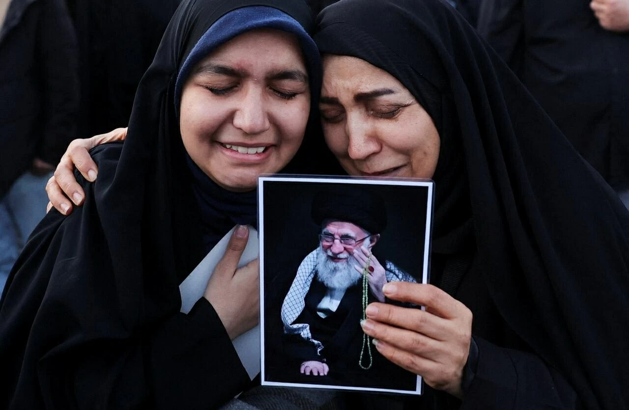 Ảnh ấn tượng: Lãnh tụ tối cao Iran thiệt mạng, chiến sự Nga-Ukraine bước sang năm thứ 5, Afghanistan-Pakistan đấu pháo dọc biên giới, khỉ con Nhật Bản