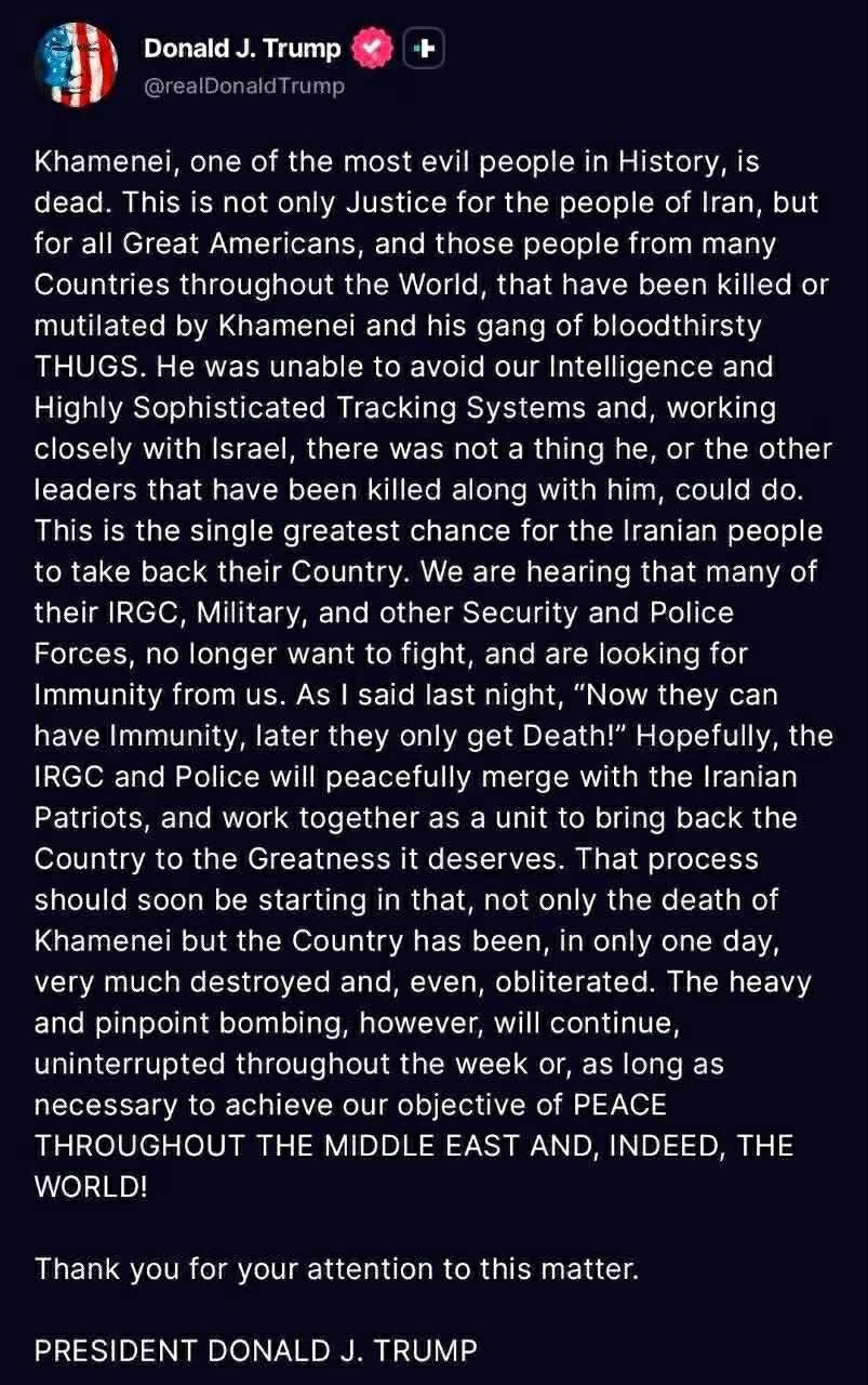 Ảnh ấn tượng: Lãnh tụ tối cao Iran thiệt mạng, chiến sự Nga-Ukraine bước sang năm thứ 5, Afghanistan-Pakistan đấu pháo dọc biên giới, khỉ con Nhật Bản