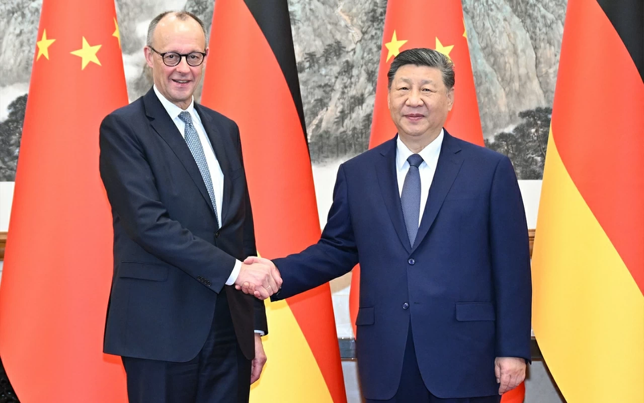 Ảnh ấn tượng: Lãnh tụ tối cao Iran thiệt mạng, chiến sự Nga-Ukraine bước sang năm thứ 5, Afghanistan-Pakistan đấu pháo dọc biên giới, khỉ con Nhật Bản