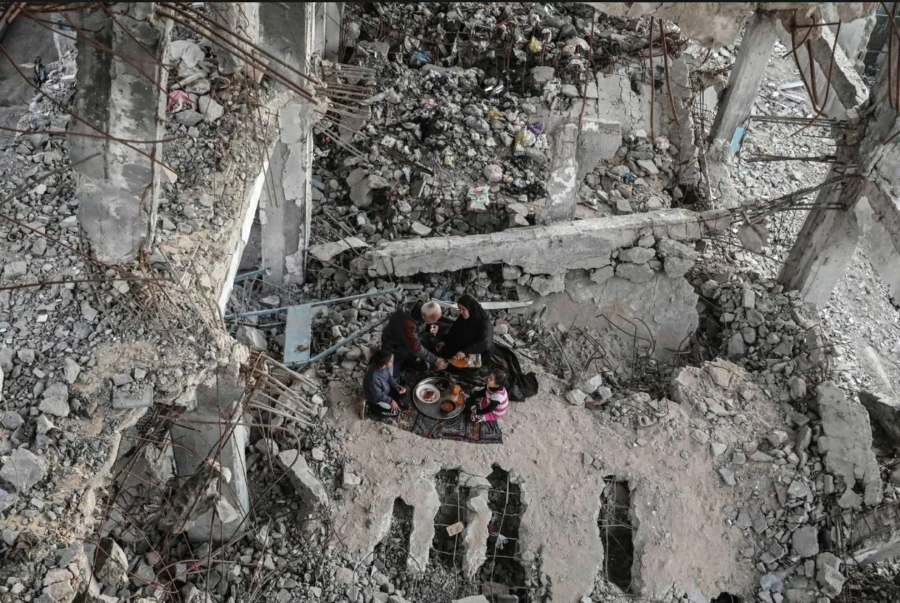 Ảnh ấn tượng: Lãnh tụ tối cao Iran thiệt mạng, chiến sự Nga-Ukraine bước sang năm thứ 5, Afghanistan-Pakistan đấu pháo dọc biên giới, khỉ con Nhật Bản