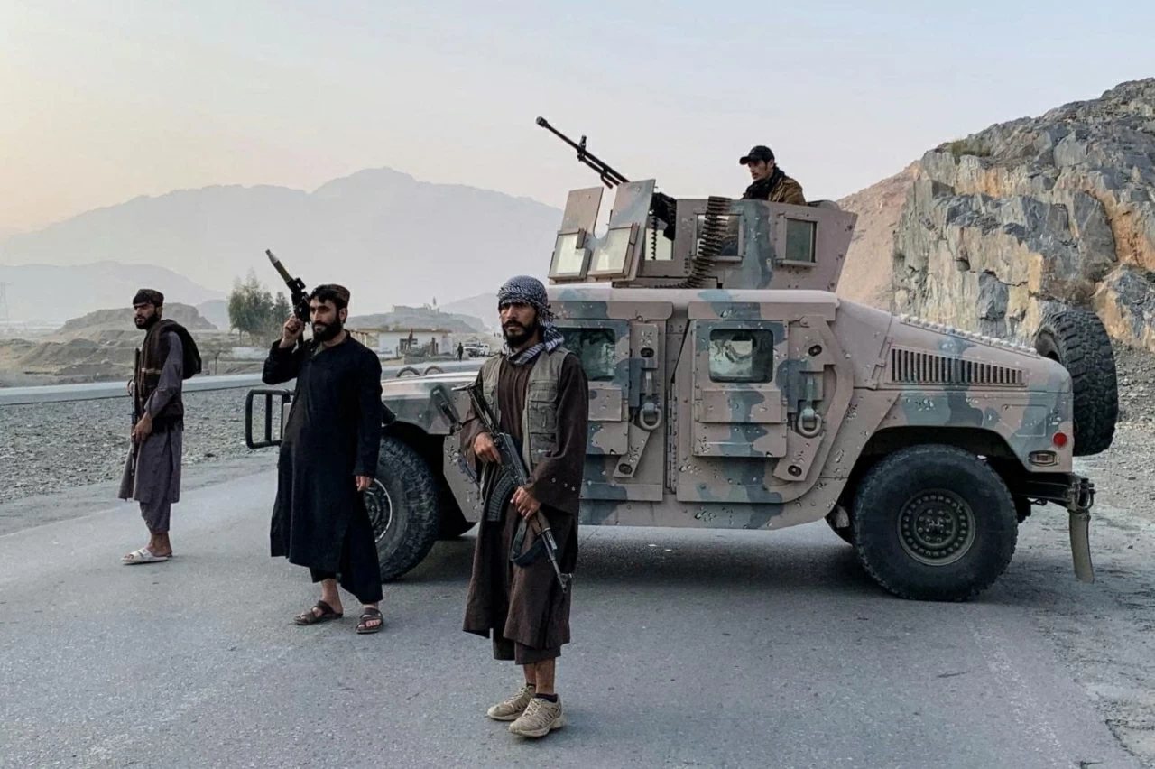 Ảnh ấn tượng: Lãnh tụ tối cao Iran thiệt mạng, chiến sự Nga-Ukraine bước sang năm thứ 5, Afghanistan-Pakistan đấu pháo dọc biên giới, khỉ con Nhật Bản