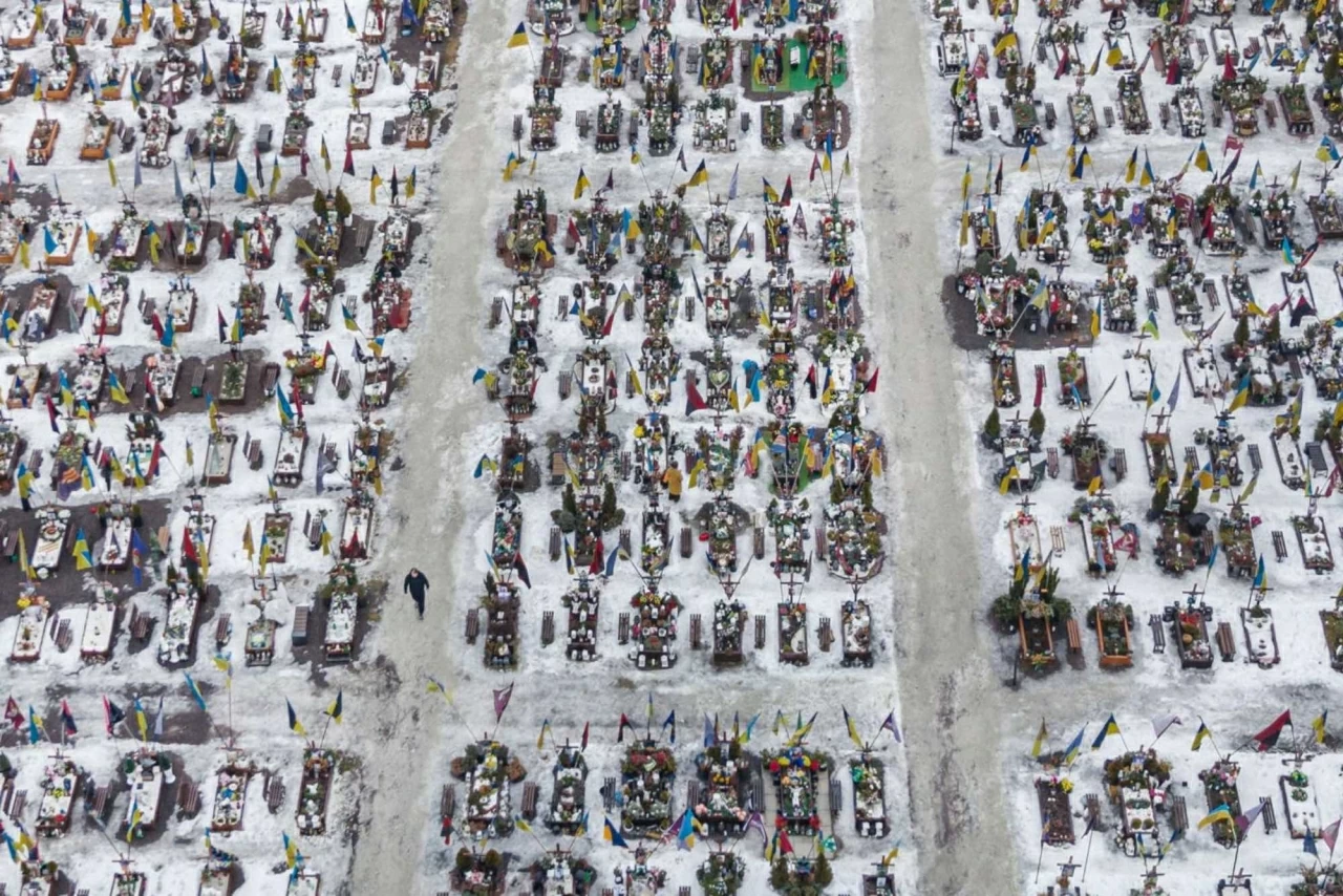 Ảnh ấn tượng: Lãnh tụ tối cao Iran thiệt mạng, chiến sự Nga-Ukraine bước sang năm thứ 5, Afghanistan-Pakistan đấu pháo dọc biên giới, khỉ con Nhật Bản