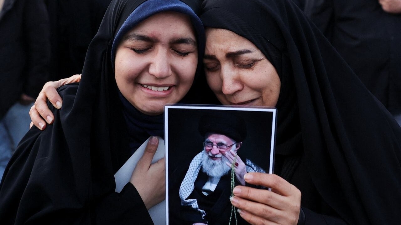 Ảnh ấn tượng: Lãnh tụ tối cao Iran thiệt mạng, xung đột Nga-Ukraine bước sang năm thứ 5, Afghanistan-Pakistan đấu pháo