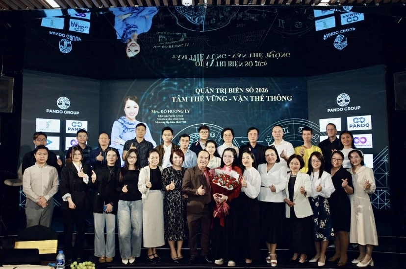 Nữ doanh nhân Đỗ Hương Ly cùng các đại biểu, doanh nhân tại sự kiện “Quản trị biến số 2026: Tâm Thế Vững - Vận Thế Thông”.