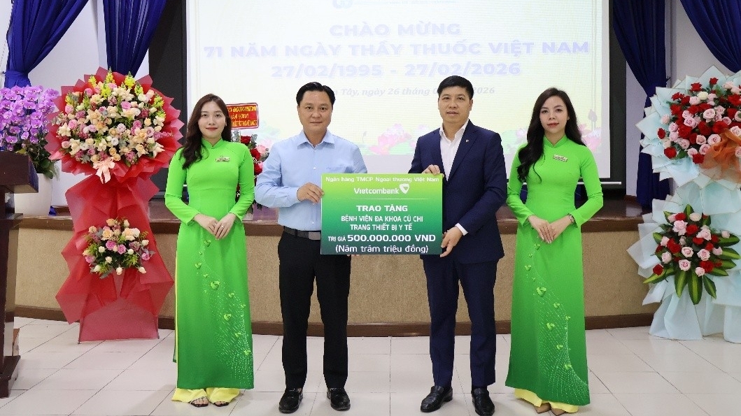 Vietcombank hỗ trợ 1 tỷ đồng thiết bị y tế tại Hóc Môn và Củ Chi, lan tỏa tinh thần sẻ chia, nhân ái trong ngày đầu Xuân mới