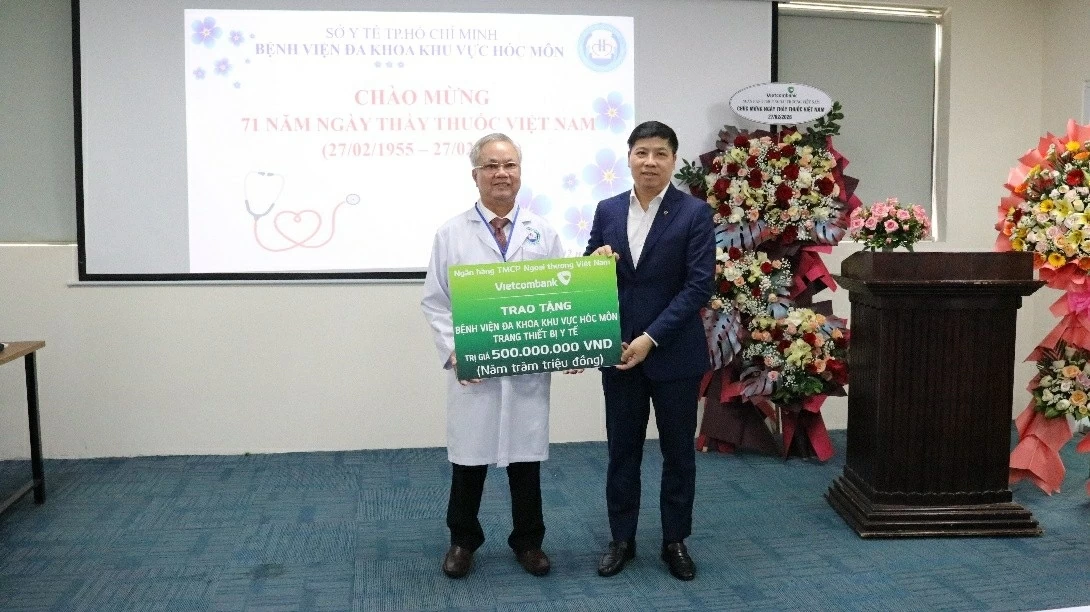 Vietcombank hỗ trợ 1 tỷ đồng thiết bị y tế tại Hóc Môn và Củ Chi Vietcombank hỗ trợ 1 tỷ đồng thiết bị y tế tại Hóc Môn và Củ Chi