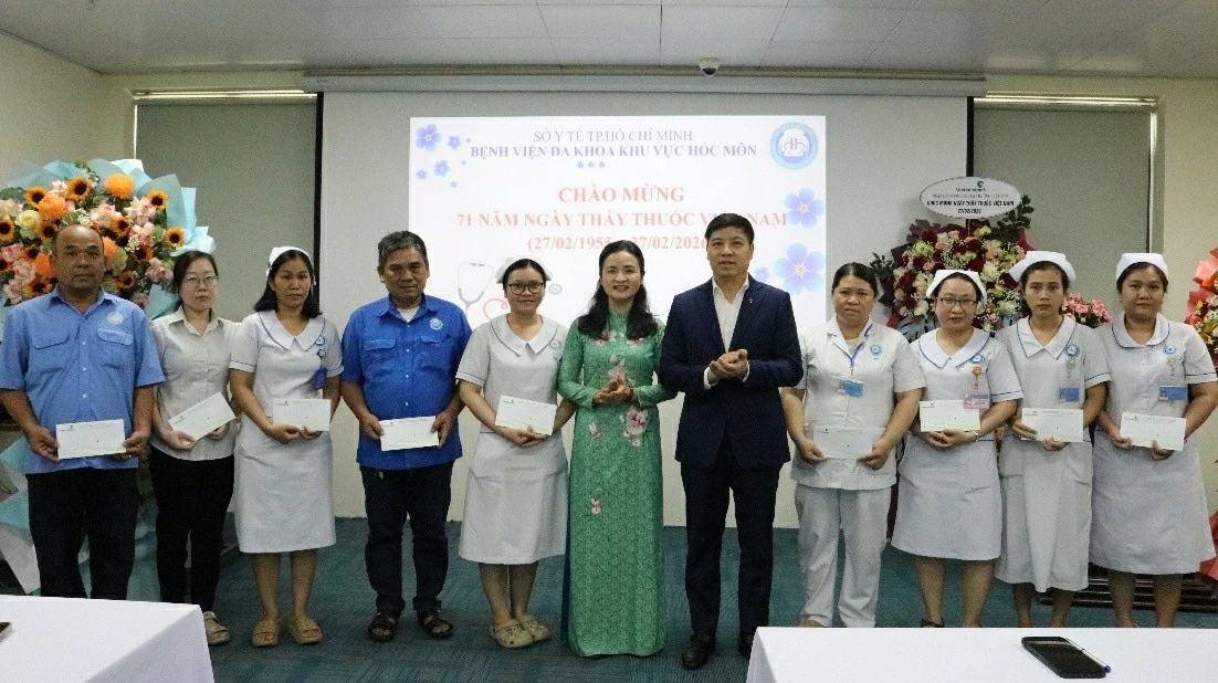 Vietcombank hỗ trợ 1 tỷ đồng thiết bị y tế tại Hóc Môn và Củ Chi
