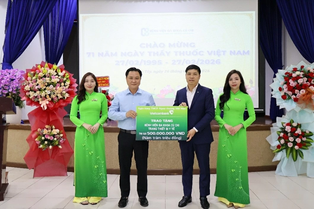 Vietcombank hỗ trợ 1 tỷ đồng thiết bị y tế tại Hóc Môn và Củ Chi Vietcombank hỗ trợ 1 tỷ đồng thiết bị y tế tại Hóc Môn và Củ Chi
