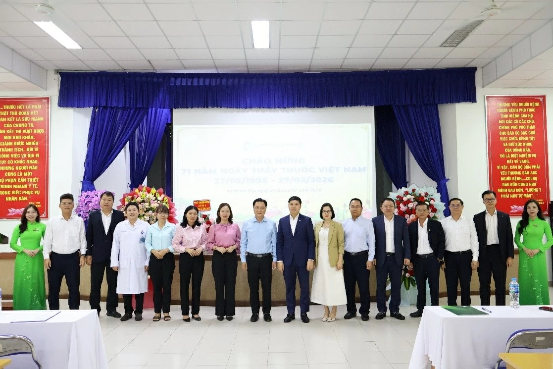 Vietcombank hỗ trợ 1 tỷ đồng thiết bị y tế tại Hóc Môn và Củ Chi