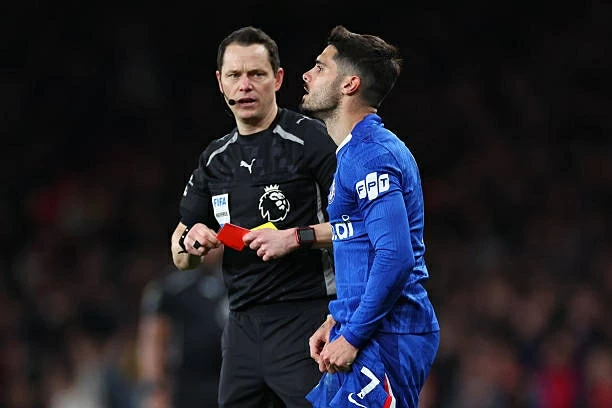 Chelsea tiến gần kỷ lục thẻ đỏ ở Ngoại hạng Anh