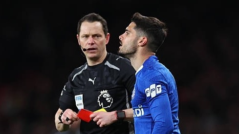 Chelsea tiến gần kỷ lục thẻ đỏ ở Ngoại hạng Anh