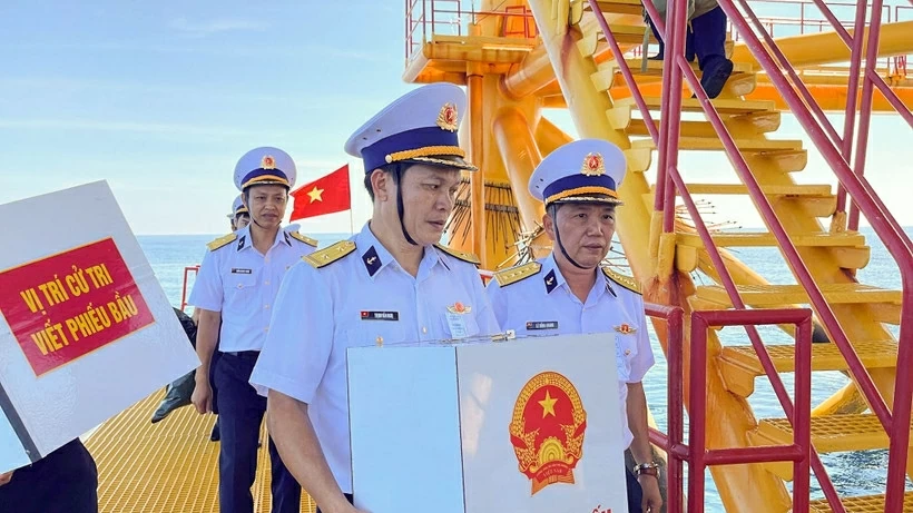 Ngày hội non sông đến sớm trên Biển Đông Ngày hội non sông đến sớm trên Biển Đông