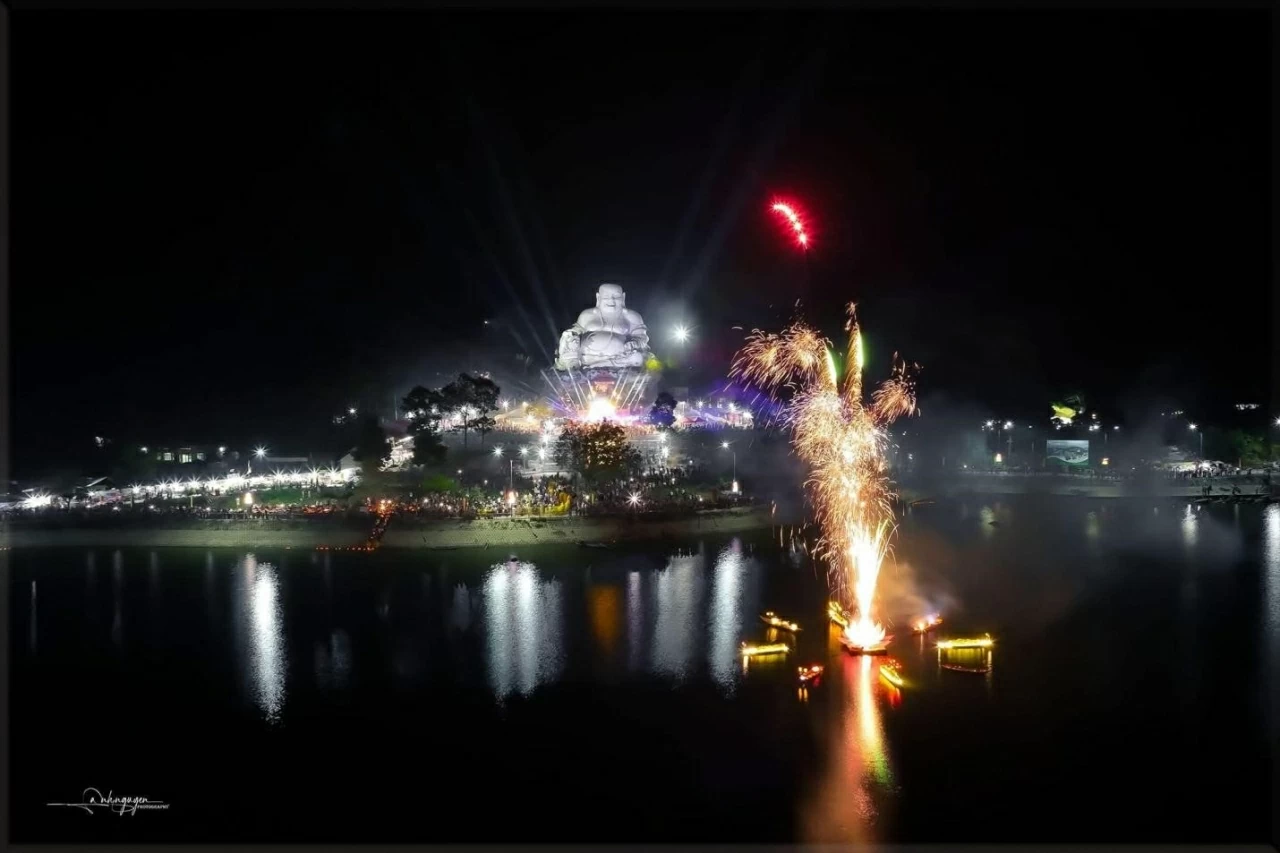 Pháo hoa sôi động (Ảnh: AnhNguyen) Pháo hoa sôi động (Ảnh: AnhNguyen)