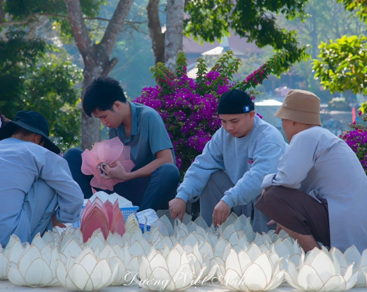 Các anh, chị tình nguyện viên chung sức lắp ghép đèn hoa (Ảnh: Dương Việt Anh) Các anh, chị tình nguyện viên chung sức lắp ghép đèn hoa (Ảnh: Dương Việt Anh)