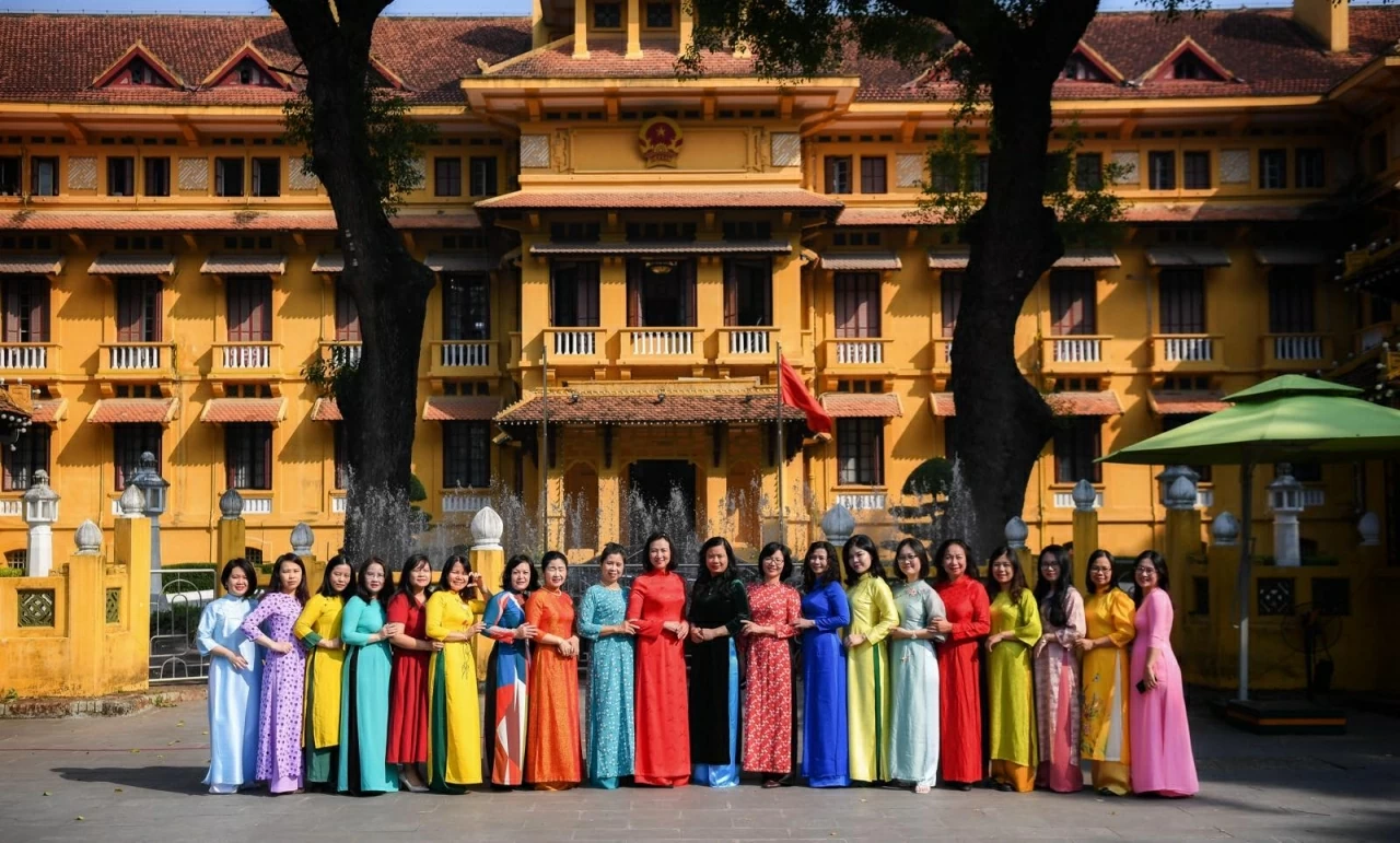 12C. Số 10: Vẻ đẹp phụ nữ hiện đại