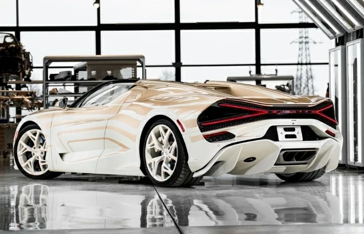 Táp-pi cửa cũng được bọc da cao cấp với họa tiết “Vagues de Lumière”. 